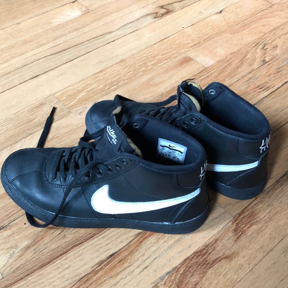 Black Nikes unisex, 7.5
